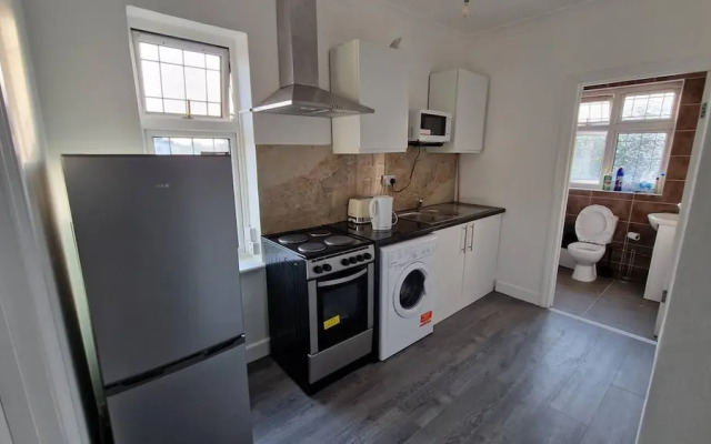 Captivating 2-bed Apartment in Ilford