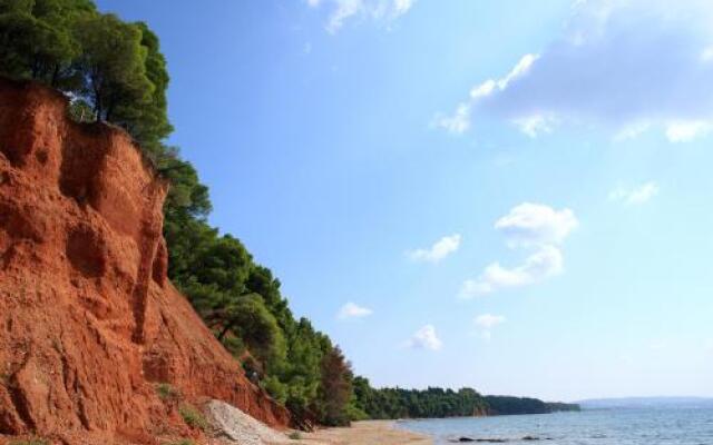 Squirrel Beach Front Villa, Metamorfosi