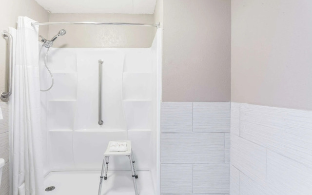 Super 8 by Wyndham Kingston