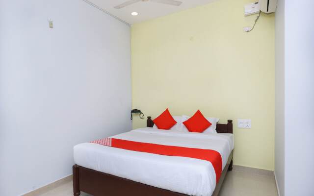 OYO 12765 Hotel Golden Rooms