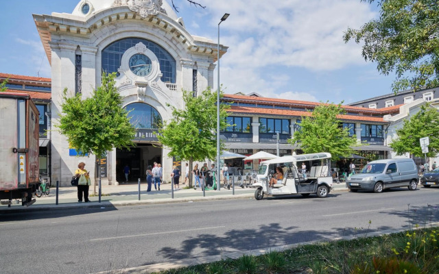 Sunny Pink Street Historical Apt, By TimeCooler