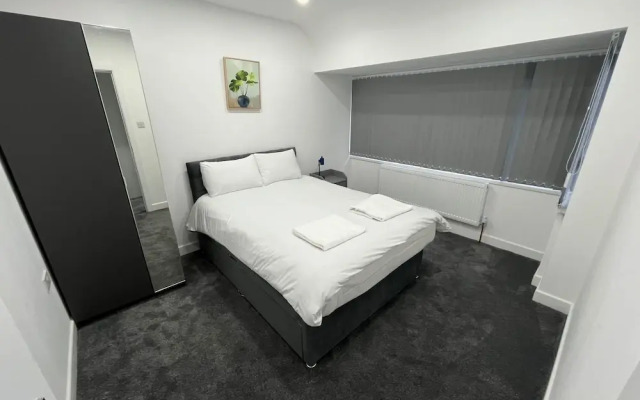 Spacious 4 Bed Home - Sleeps 7, Garden & Parking