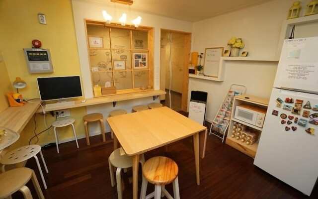 710 Guesthouse Yellow