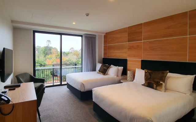 Hidden Lake Hotel and Apartments – Guest Rooms – Cambridge