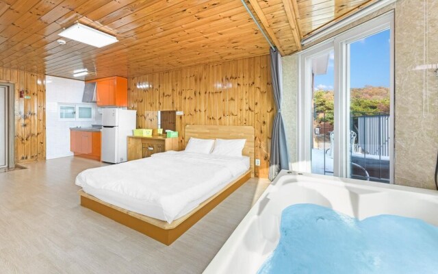 Ganghwa Marinpaibeu Pulbilra Gajok Pension