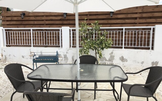 House With 2 Bedrooms in Peyia, With Wonderful sea View, Enclosed Gard