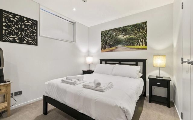 Chic 2BR Pool & Gym - Steps to Ponsonby