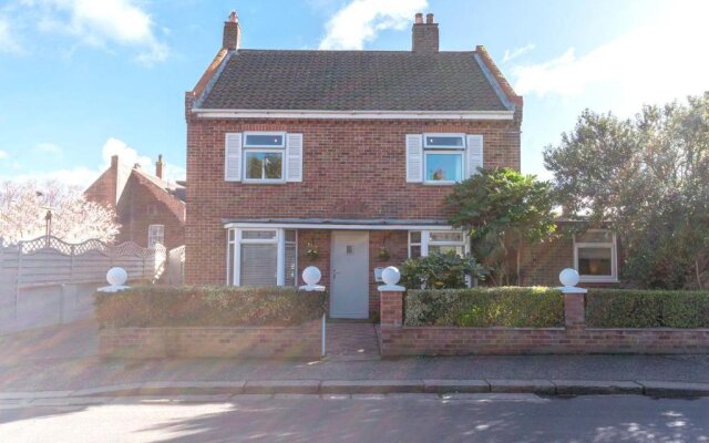 Stunning 4 bed with hot tub - walking distance to Cromer beach and town