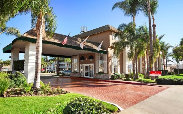 Ramada Inn And Suites Costa Mesa/Newport Beach