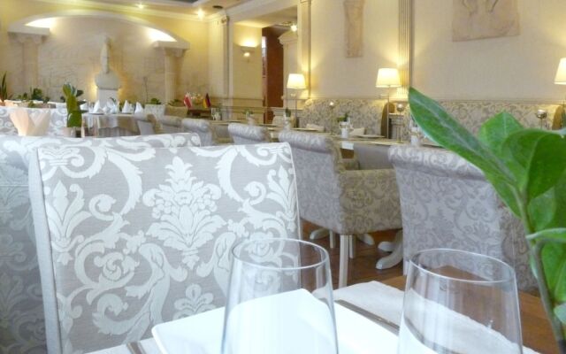 Eney Hotel