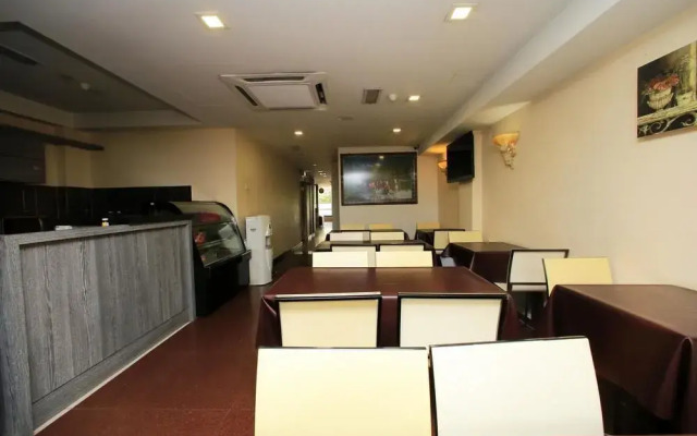 OYO 124 Hotel Seniman Sentul