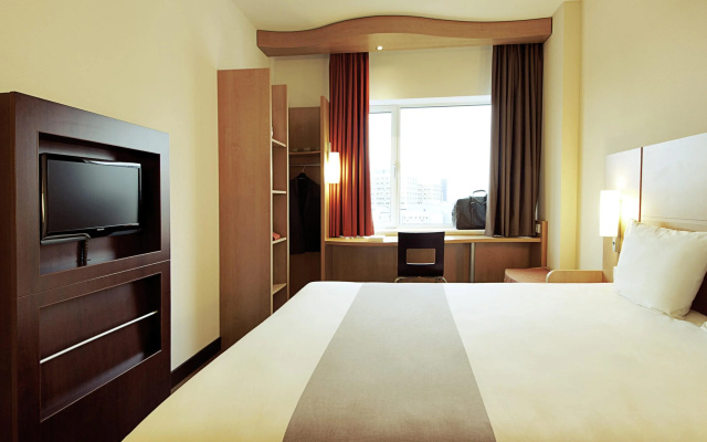 ibis London Luton Airport - Image 7