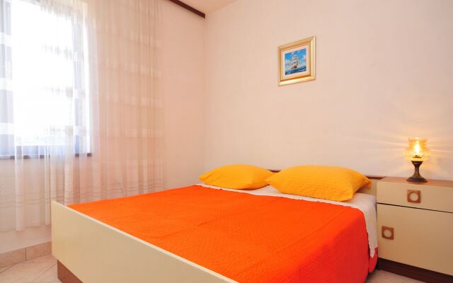 Apartment Mirko - 100m from the sea: A2 Nin, Zadar riviera
