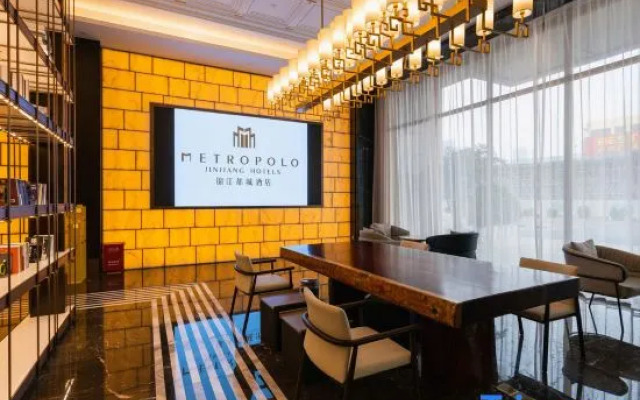 Metropolo Hotels(Guangzhou Hanxi Changlong Wanbo Subway Station Store)