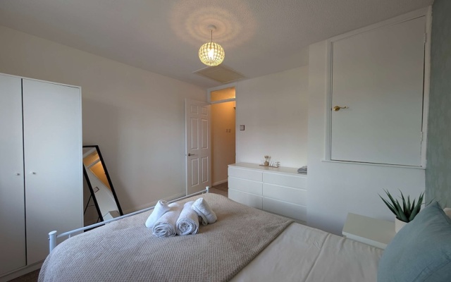 Comfortable 2-bedroom House With Free Parking