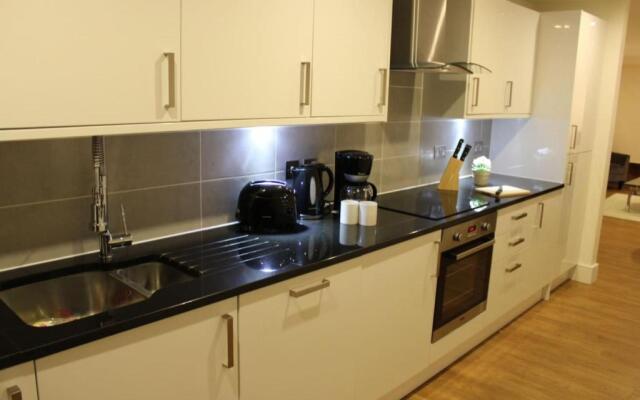 Stylish 3 Bed 2 Bath Apartment Hyde Park