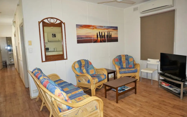 Getaway Villas Unit 3 - 3 Bedroom Self-Contained Villa with a Deck