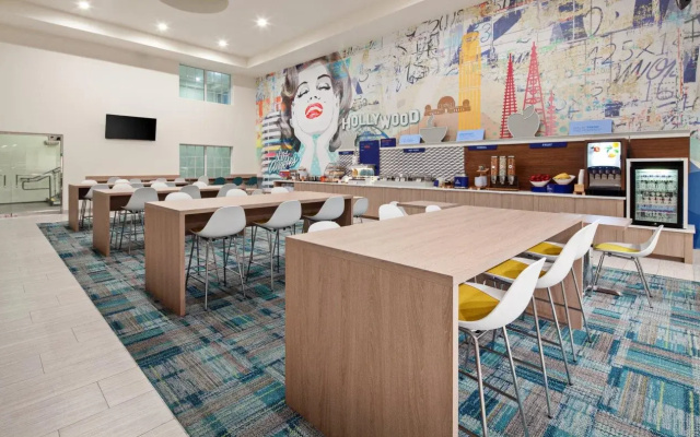 Holiday Inn Express & Suites Hollywood Walk Of Fame