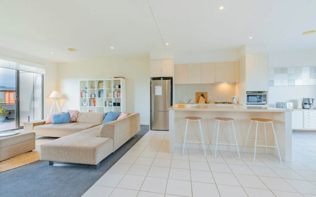 3 Bedroom Condo - Access to Pool Torquay