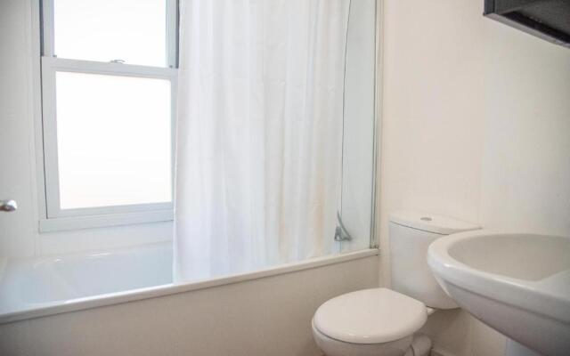 Stunning Room - Amazing Location - Room 4