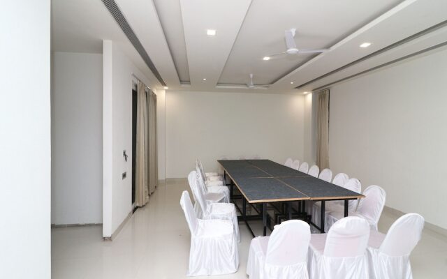 OYO 13616 Hotel Gala Galaxy