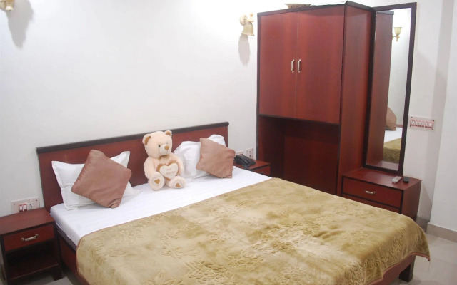 OYO 28053 Hotel Gayatri Palace