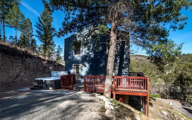 Lassie's Lodge - Three Bedroom Cabin
