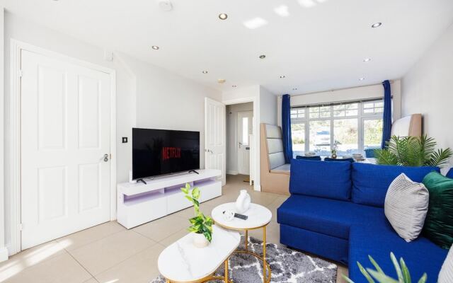 Large 4 Bed Townhouse in Uxbridge Sleeps 9