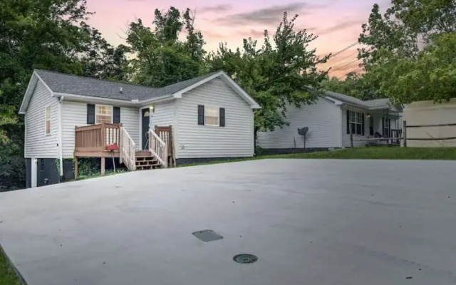Serene Downtown Clarksville Villa