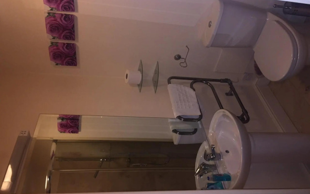 OYO Go2 Gloucester Hotel