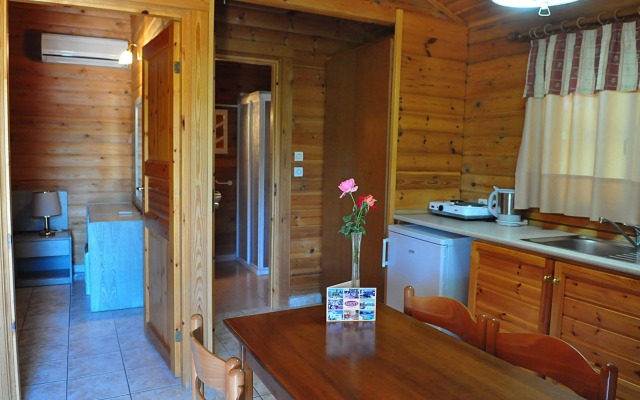 Sandy's Studios Apartments & Log Villas