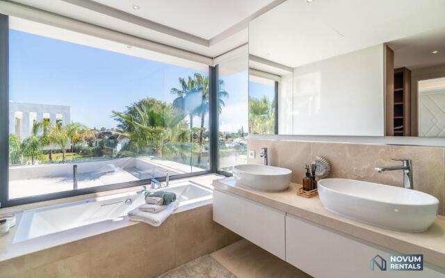 Extravagant 5-BDRM Villa - HEATED POOL & GYM