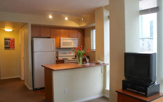 910 Beach Avenue Apartment Hotel