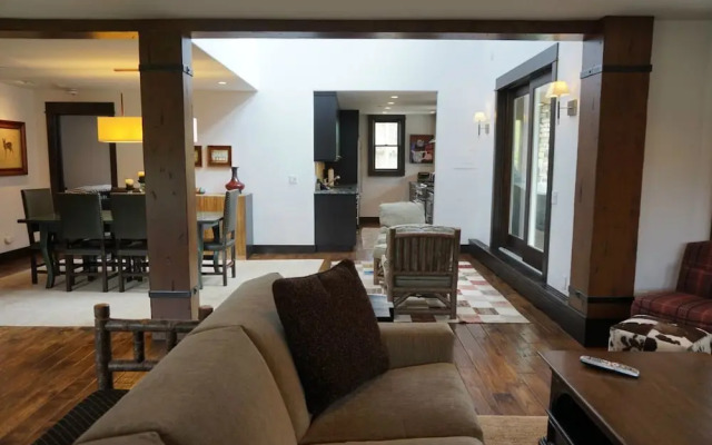 Ski in, Ski out, 3 Bedroom Luxury Residence on Fanny Hill in Snowmass Village