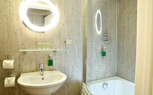 The Knighton Apartment by Paymán Club