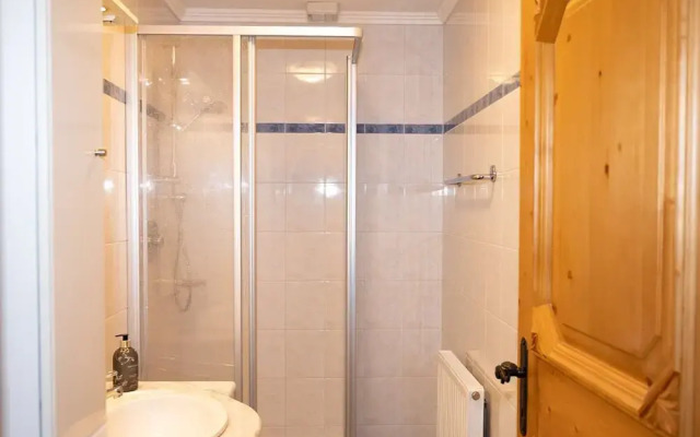 Holiday Flat with Pool Access