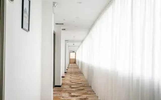 Liuzhou Baodu Hotel (Xijiang Road Century High School)