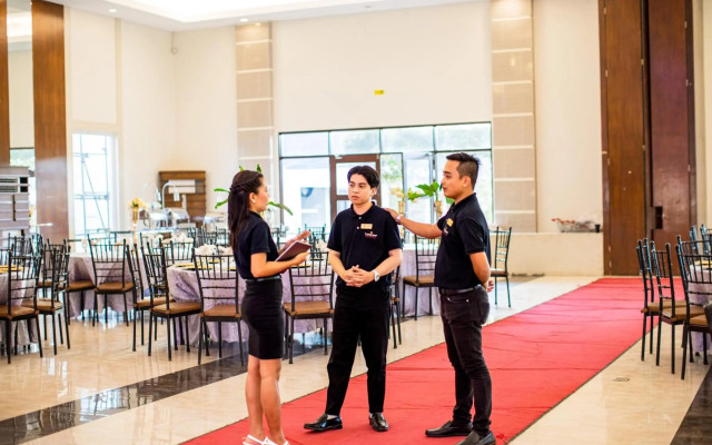 Holiday Suites Hotel & Resort