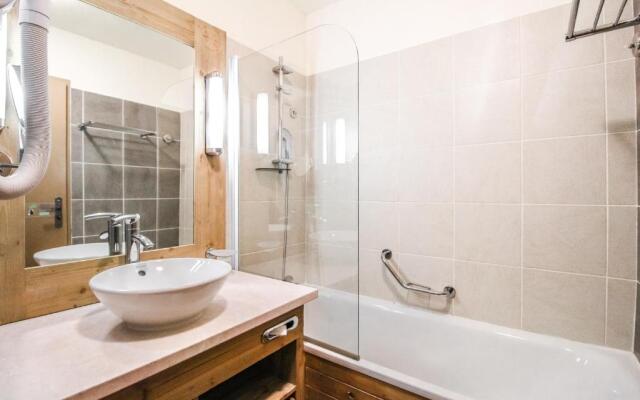 Charming 6th-floor 2-bedroom apartment with fireplace