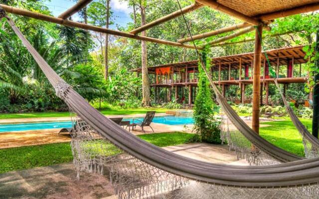 Iguana Lodge Beach Resort