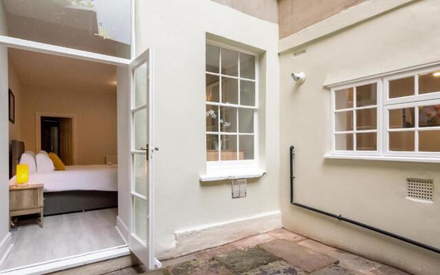 Luxury 2 bedroom Clifton flat with free parking