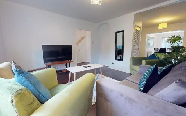 Parlaunt House - 3 Bedroom With Free Parking