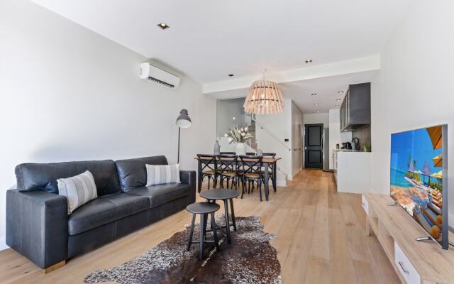 HomeHotel High-End 3 Bedroom Terrace with Parking