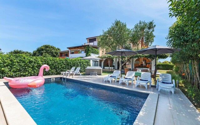 Awesome Home in Umag With 4 Bedrooms, Jacuzzi and Wifi