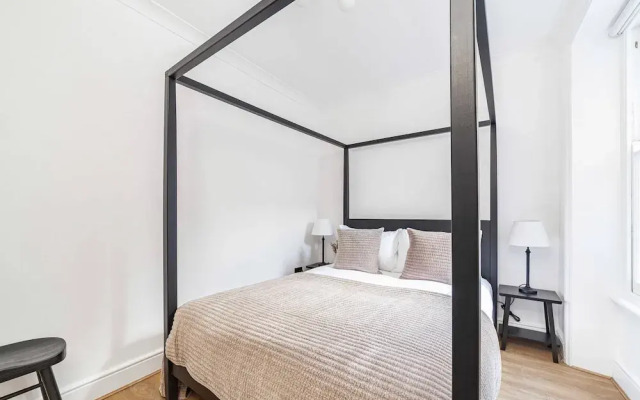 Chic Chelsea Retreat in a Victorian Building