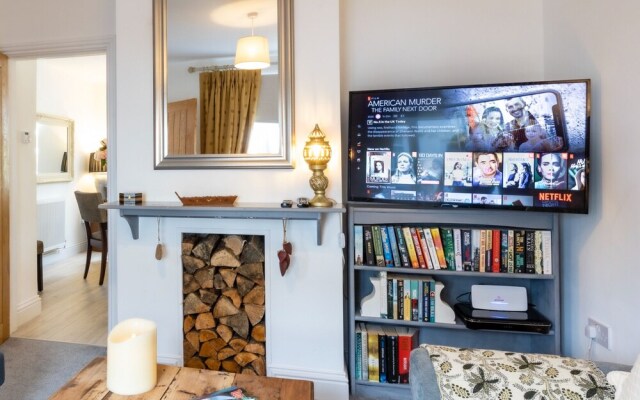 Cozy Nook Cottage - Sleeps 4, Garden & Parking