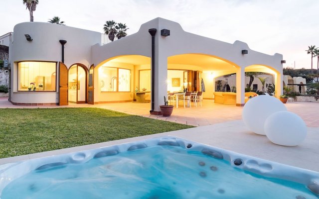 Gorgeous Villa With Whirlpool Bath And Breathless View Only 100M From The Sea