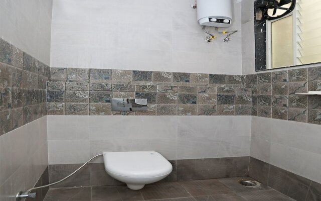 OYO 10066 Home Modern 3BHK Gulab Bagh