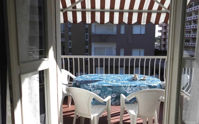 Beachside Flat With Shared Pool