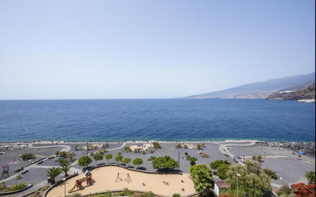 Spacious beach apartment with private parking